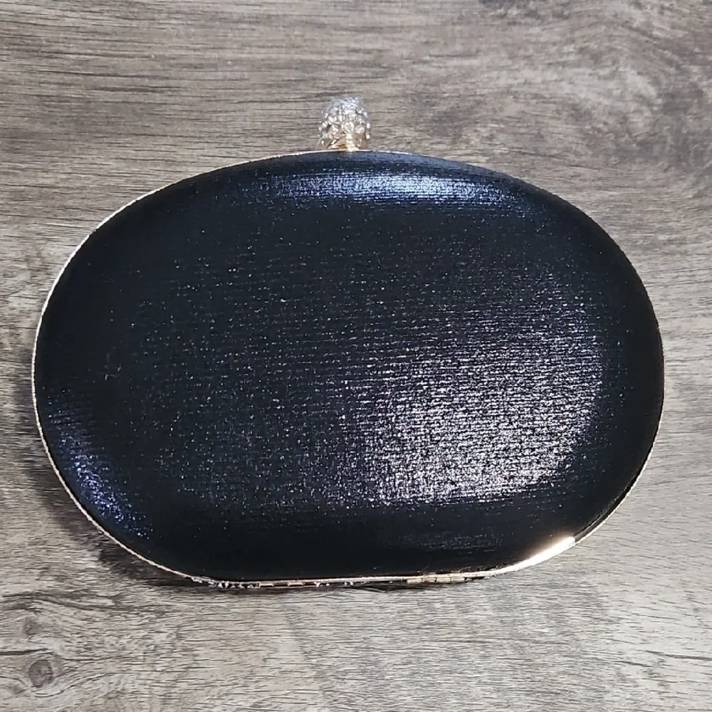 Elegant Black and Gold Crossbody Bag with Ornate Frame - Picture 5 of 11